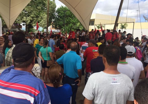 Trabalhadores e estudantes fazem manifestação no centro de Arapiraca