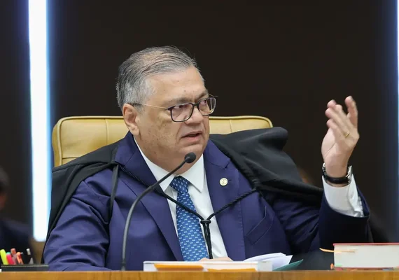 Flávio Dino pede vista de julgamento sobre Moraes e Mendonça