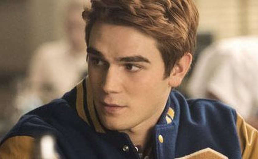 Astro de Riverdale sofre acidente ao dormir no volante após 14 horas de gravação