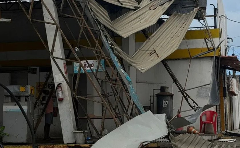 Estrutura de posto de combustíveis desaba no Trapiche da Barra