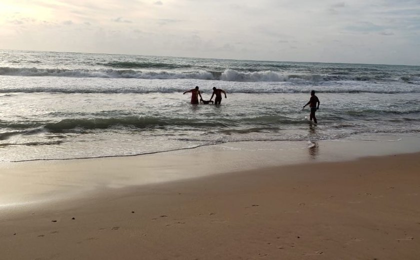 Corpo de homem que desapareceu no mar de Cruz das Almas é achado na areia pela manhã