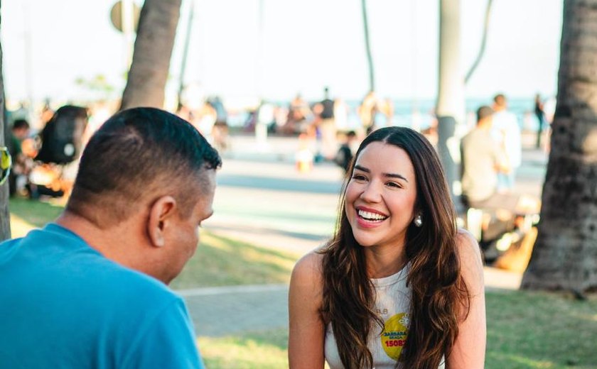 Bárbara Braga percorre orla de Maceió, apresenta propostas e recebe apoio de eleitores