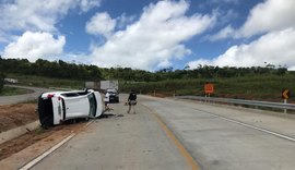 Vítimas ficam feridas após veículo bater em caminhão e capotar em Jequiá da Praia