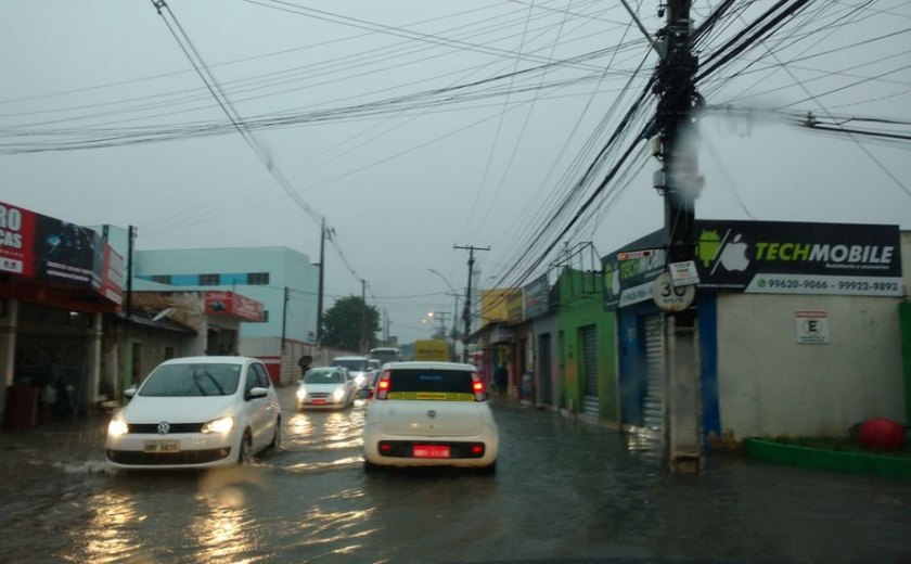 Chuva forte deixa ruas alagadas em vários bairros de Maceió nesta segunda-feira