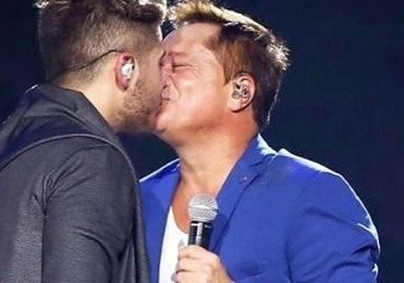 Leonardo beija na boca do filho durante show e internautas condenam a foto
