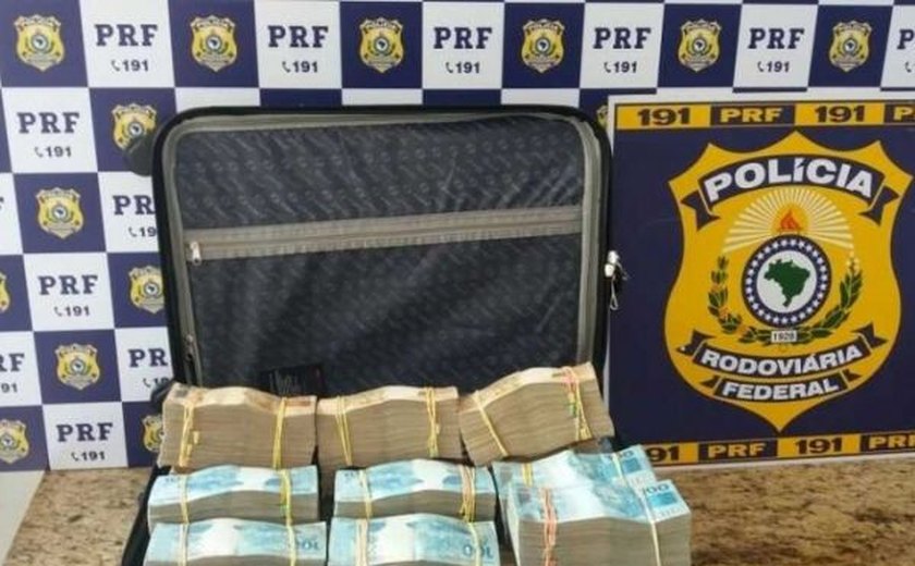 Polícia acha R$ 700 mil em dinheiro dentro de mala transportada em ônibus