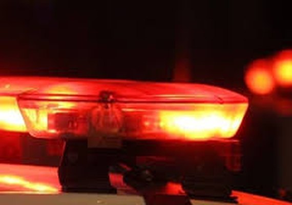 Mulher abandona três crianças e desaparece