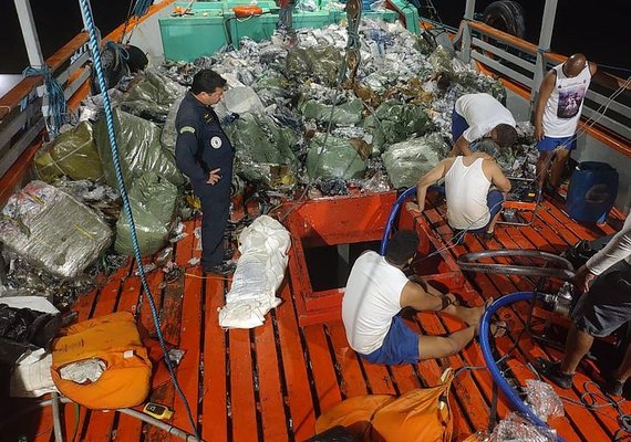 Vídeo: produtos contrabandeados são encontrados em barco encalhado no Litoral Sul de Alagoas