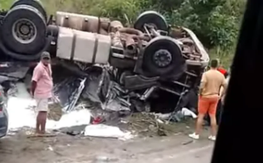 Condutor de carreta fica preso às ferragens após veículo tombar na AL-Norte