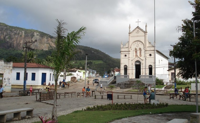 Homem sobe no telhado, tira parte do teto e invade casa de ex-companheira em Tanque D'Arca