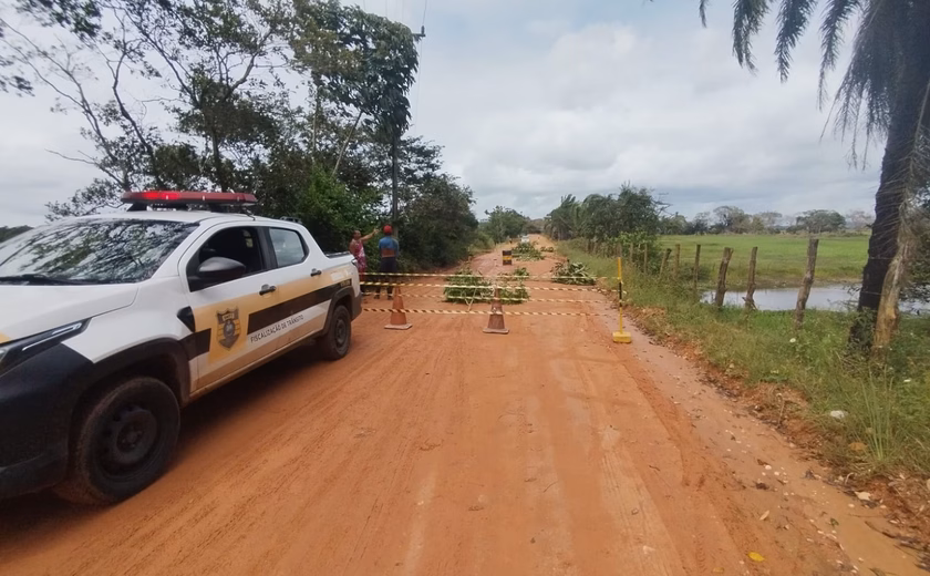 Estrada afetada pelas chuvas é interditada em Penedo recuperação começa