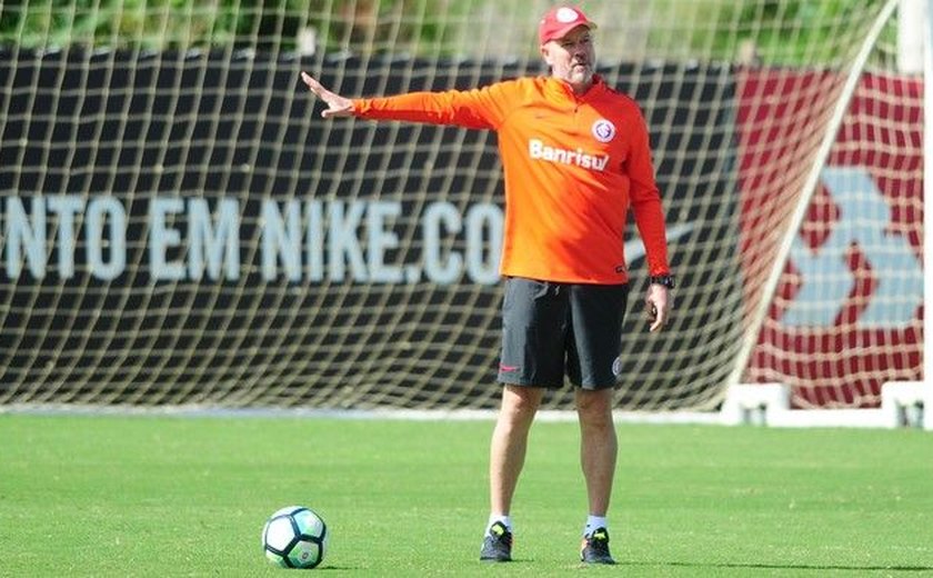 Sem meio time, Internacional busca solução para encarar o Corinthians