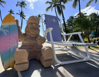 Ilumina instala Papai Noel de 'areia' ao lado da Cadeira Gigante para o Natal de Maceió