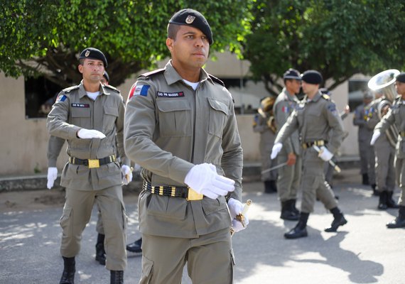 Polícia Militar promove entrega do Espadim Tiradentes a cadetes do curso de formação de oficiais