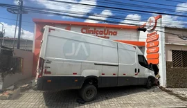 Van colide com fachada de clínica no Centro de Arapiraca