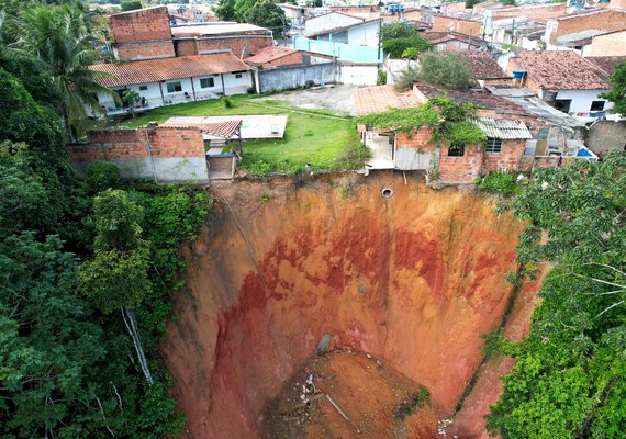 Cratera destrói sonho da casa própria de família