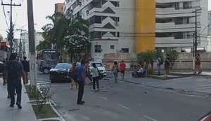 Vídeo: carro colide em ônibus em cruzamento da Ponta Verde