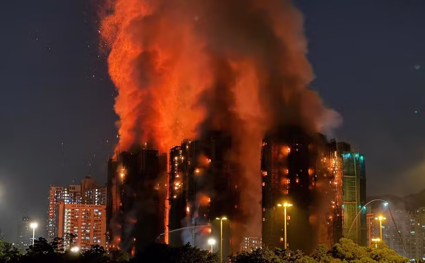 Sobe para 65 o número de mortos em incêndio em complexo de arranha-céus em Hong Kong; centenas de pessoas estão desaparecidas