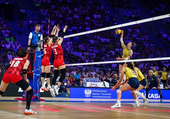 Brasil vira sobre o Japão e alcança final da Liga das Nações de vôlei