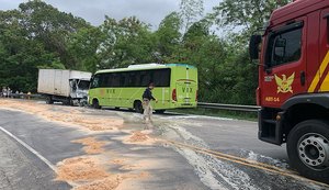 Acidente entre caminhão, dois ônibus e motocicleta deixa uma pessoa morta