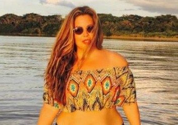 Modelo plus size Fluvia Lacerda é acusada de editar foto em rede social