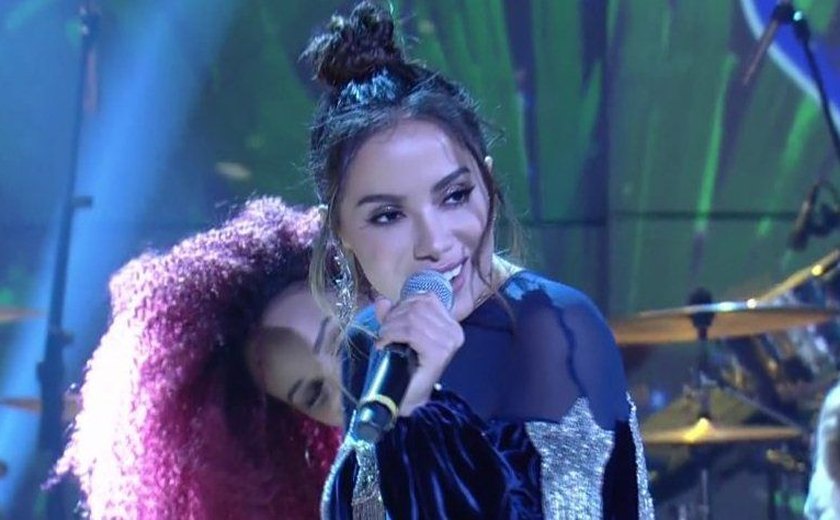 Anitta revela na TV que sofre preconceito por rebolar e fazer plástica