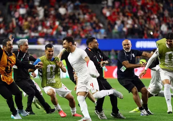 Egito e Irã empatam em jogo maluco com gol anulado pelo VAR no fim; africanos avançam e asiáticos mantêm chance