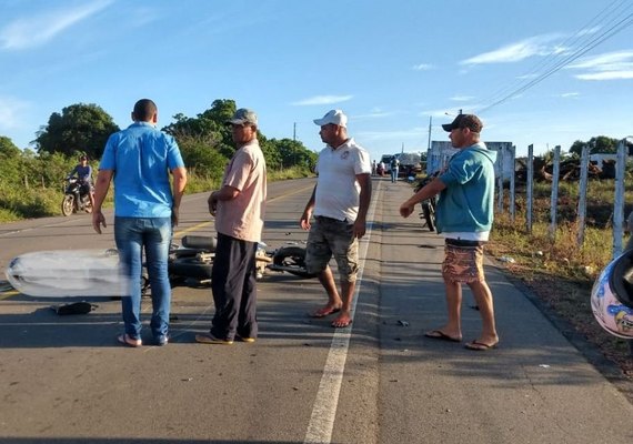 Policial morre após acidente entre motocicleta e caminhão