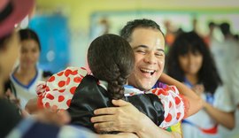 Após 20 anos, professor retorna à escola onde estudou e conquista alunos com a arte