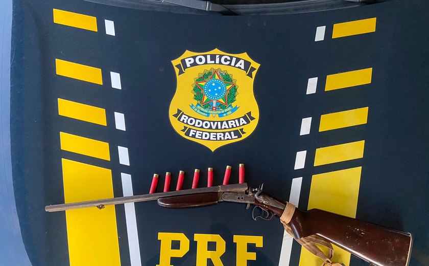 PRF em operação conjunta com o Canil do 3° BPM de Arapiraca, prende homem com porte ilegal de arma de fogo