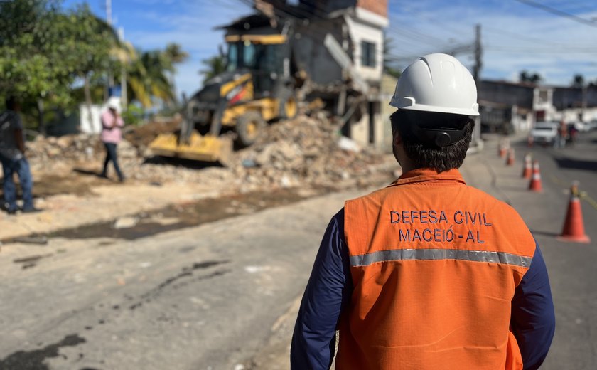 Ladeira do Bomfim é liberada pela Defesa Civil de Maceió após demolição de seis imóveis