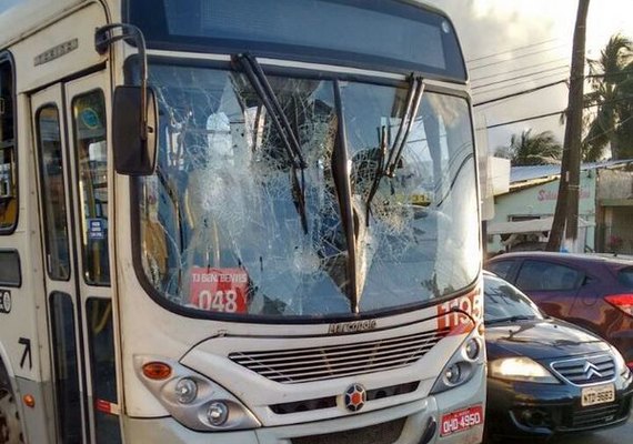 Criminosos invadem ônibus e obrigam motorista a adentrar em canavial