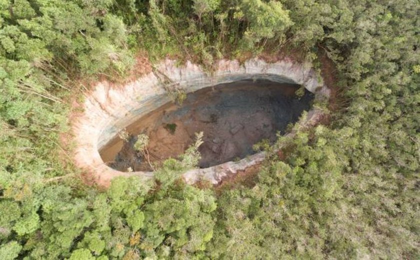 Cratera de 45 metros de profundidade intriga moradores e cientistas no interior da Bahia