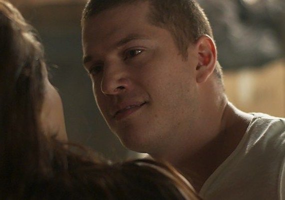 'Rock Story': Lorena e Alex fogem, roubam idosa e decidem assaltar joalheria
