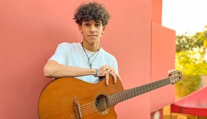 Adolescente convocado do Fábrica de Artistas compõe canções para namorada