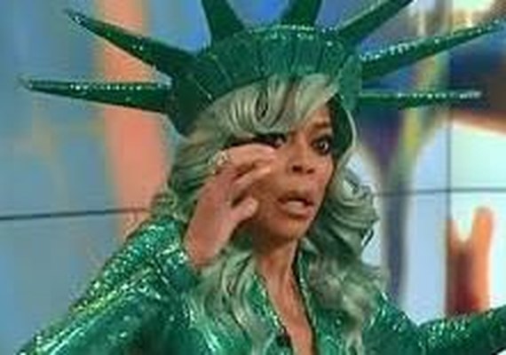 Apresentadora desmaia ao vivo por conta do calor de fantasia de ‘Halloween’
