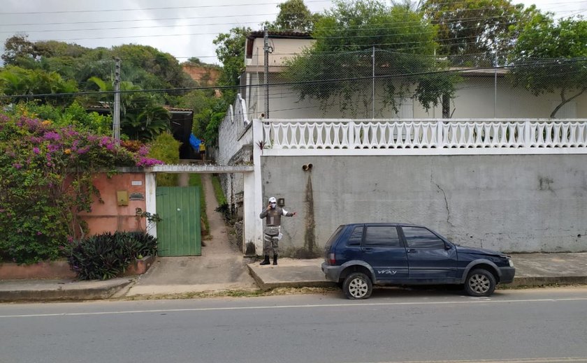 Motorista entra na garagem de casa, não aciona freio de mão e carro desce à AL-101 Norte