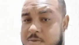 Homem bate motocicleta em uma residência e morre em Penedo