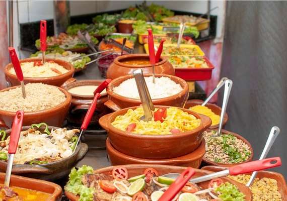 Empresários do setor de restaurantes adotam sistema de pegue e leve para amenizar a crise