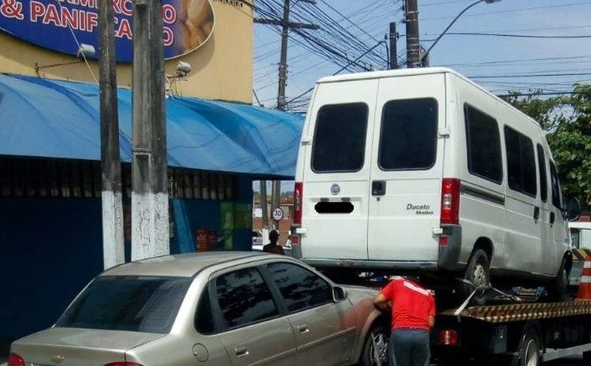 Fiscalização autua veículos irregulares em Maceió