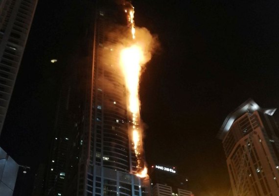 Incêndio atinge prédio com mais de 80 andares em Dubai