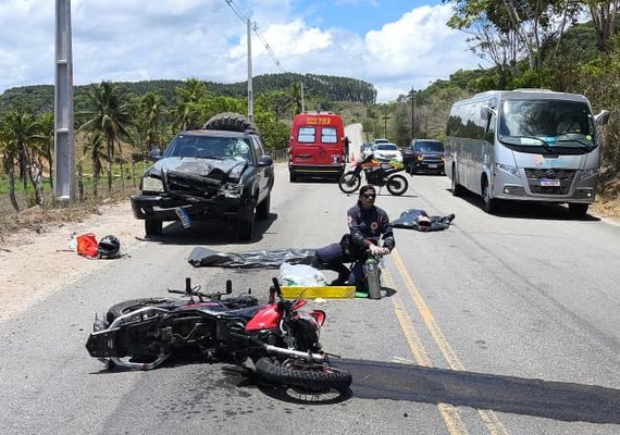 Colisão entre carro e motocicleta deixa duas pessoas mortas no Benedito Bentes