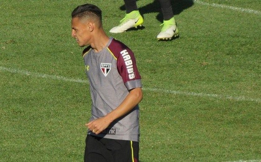 Neilton treina no São Paulo à espera de definição de novo clube