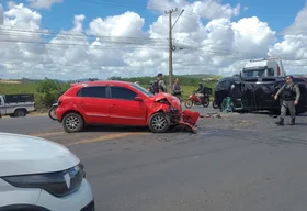 Carro capota após colisão com outro veículo em Arapiraca