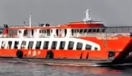Barco afunda com 65 pessoas a bordo na Indonésia