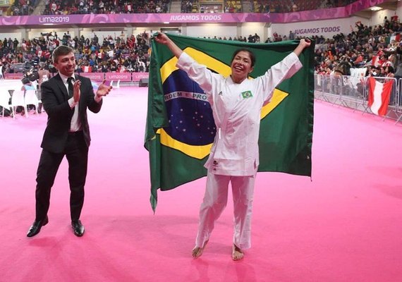 Valéria Kumizaki dá show na final e ganha o primeiro ouro do karatê