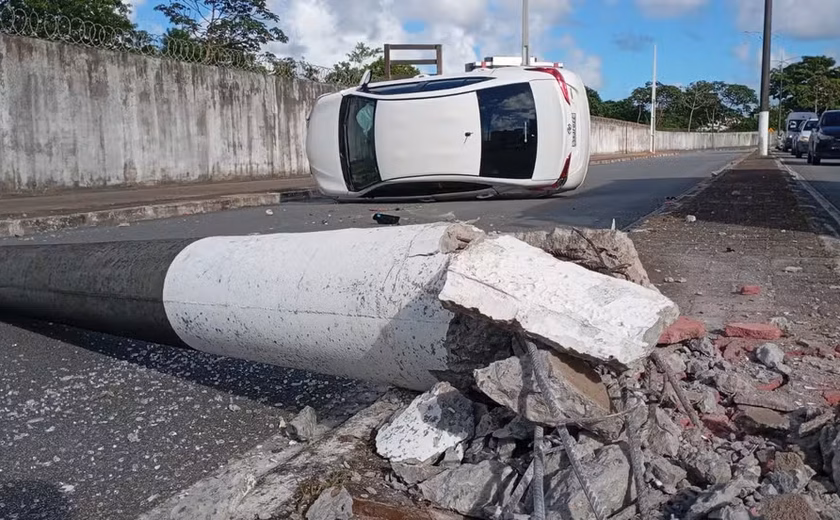 Carro capota após bater em poste e causa bloqueio parcial no Eixo Quartel, em Maceió