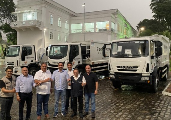 Dantas entrega veículos para minimizar estragos em São Miguel dos Campos