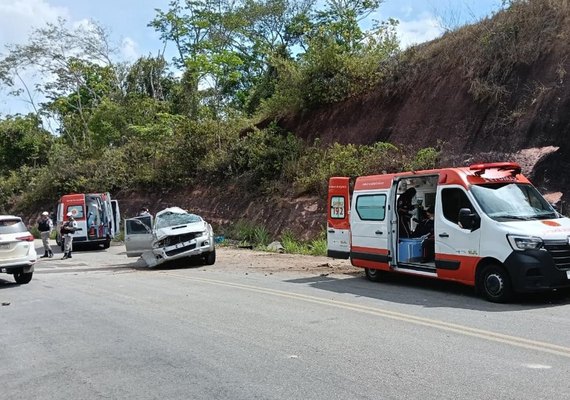 Turistas são socorridos após carro capotar e pegar fogo no Benedito Bentes