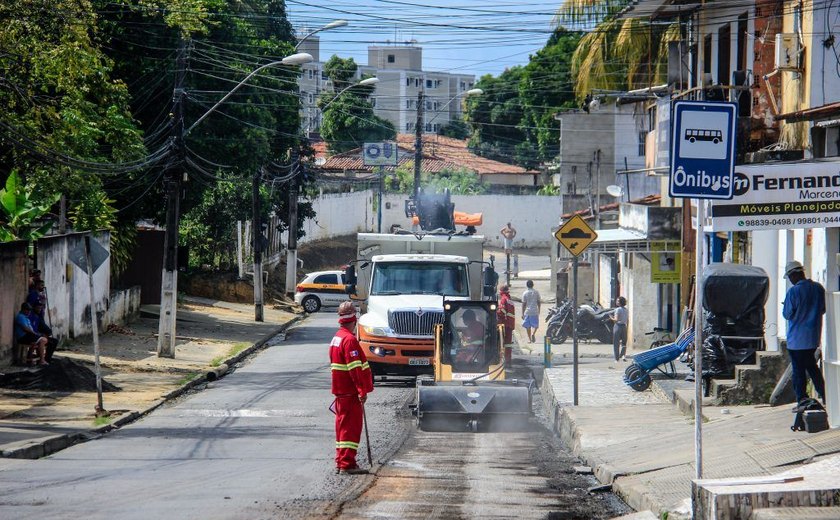 Rui Palmeira vistoria obra de recapeamento no bairro do Ouro Preto